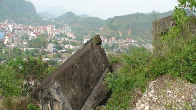 Pháo đài Đồng Đăng, án ngữ trên tuyến đường bộ, đường sắt ra cửa khẩu quốc tế Hữu Nghị, nằm giữa thị trấn Đồng Đăng. Pháo đài Đồng Đăng, án ngữ trên tuyến đường bộ, đường sắt ra cửa khẩu quốc tế Hữu Nghị, nằm giữa thị trấn Đồng Đăng.