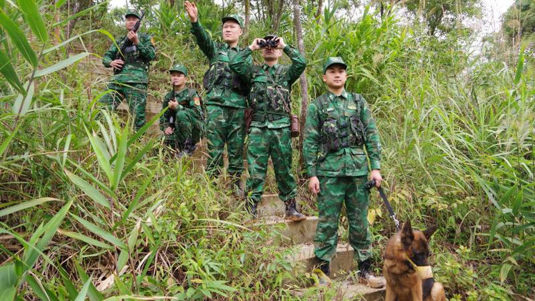Cán bộ, chiến sĩ Đồn Biên phòng Ba Sơn (Bộ Chỉ huy Bộ đội Biên phòng Lạng Sơn) tổ chức tuần tra, kiểm soát khu vực biên giới. Cán bộ, chiến sĩ Đồn Biên phòng Ba Sơn (Bộ Chỉ huy Bộ đội Biên phòng Lạng Sơn) tổ chức tuần tra, kiểm soát khu vực biên giới.