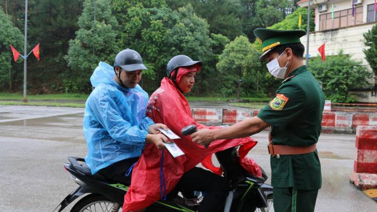 Cán bộ, chiến sĩ, Đồn Biên phòng Chi Ma, Lộc Bình, (Lạng Sơn) thực hiện kiểm soát người dân và doanh nghiệp ra, vào khu vực cửa khẩu bằng thẻ mã QR.