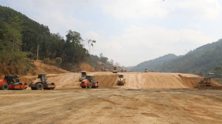 Các nhà thầu đang triển khai các thiết bị thi công dự án cao tốc Hữu Nghị-Chi Lăng, (Lạng Sơn).