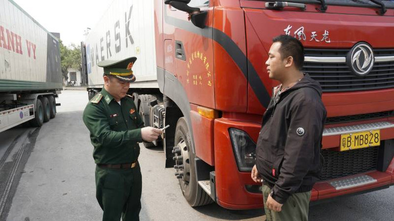 Trạm Kiểm soát biên phòng Chi Ma, Lộc Bình, Lạng Sơn, kiểm tra người và phương tiện hàng hóa qua cửa khẩu.