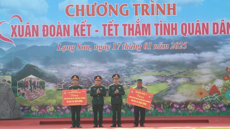Lãnh đạo Cục Dân vận, Tổng cục Chính trị Quân đội nhân dân Việt Nam hỗ trợ, tặng hai ngôi nhà mỗi căn trị giá 80 triệu đồng.