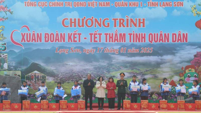 Lãnh đạo Cục Dân vận, Tổng Cục Chính trị Quân đội tặng quà cho học sinh nghèo vượt khó trên địa bàn tỉnh.
