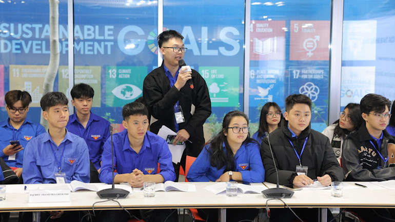 Các bạn trẻ tham gia thảo luận, chia sẻ ý kiến tại buổi Tọa đàm.