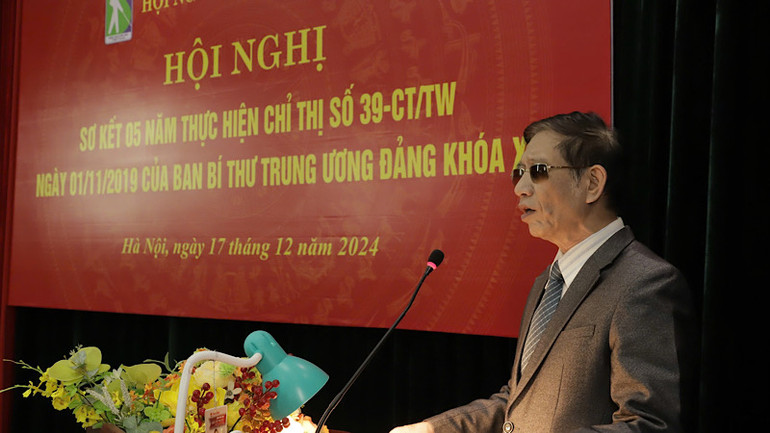 Chủ tịch Hội Người mù Việt Nam Phạm Viết Thu biểu ý kiến tại hội nghị.