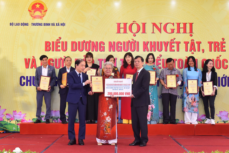 Các tổ chức, cá nhân tham gia ủng hộ, hưởng ứng Chương trình Một trái tim - Một thế giới lần thứ 19.