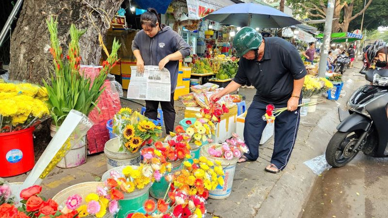 Các mặt hàng như hoa quả, đồ cúng cũng đông khách mua hơn ngày thường.