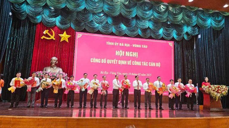 Các cán bộ thuộc Ban Thường vụ Tỉnh ủy quản lý được luân chuyển, bổ nhiệm mới đợt này. Các cán bộ thuộc Ban Thường vụ Tỉnh ủy quản lý được luân chuyển, bổ nhiệm mới đợt này.