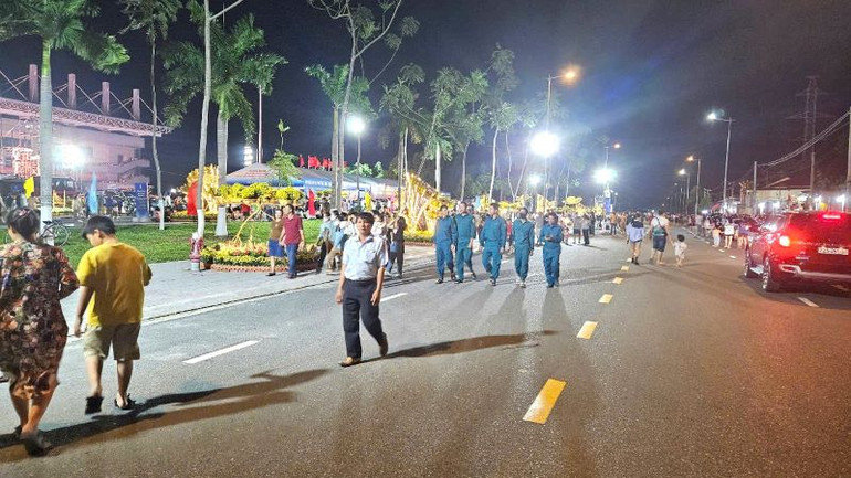 Từ sớm đông đảo cán bộ, nhân dân Phú Mỹ tới tham dự Lễ công bố Nghị quyết thành lập thành lập thành phố Phú Mỹ. Từ sớm đông đảo cán bộ, nhân dân Phú Mỹ tới tham dự Lễ công bố Nghị quyết thành lập thành lập thành phố Phú Mỹ.