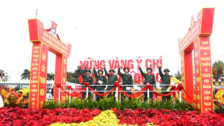 Các tân binh tạm biệt gia đình để lên đường nhập ngũ tại thành phố Bà Rịa. (Ảnh TM)