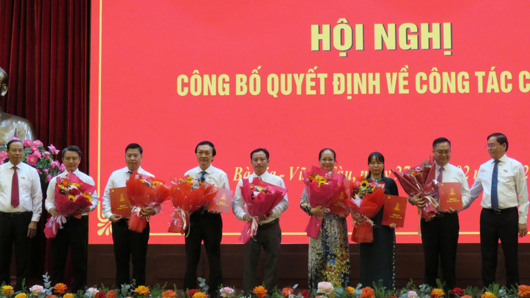 Đồng chí Hoàng Vũ Thảnh giữ chức Giám đốc Sở Tài chính và các Phó Giám đốc Sở Tài chính.