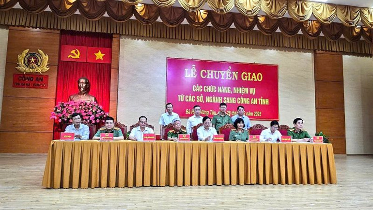 Lễ ký bàn giao chức năng, nhiệm vụ từ các sở, ngành sang Công an tỉnh. Lễ ký bàn giao chức năng, nhiệm vụ từ các sở, ngành sang Công an tỉnh.