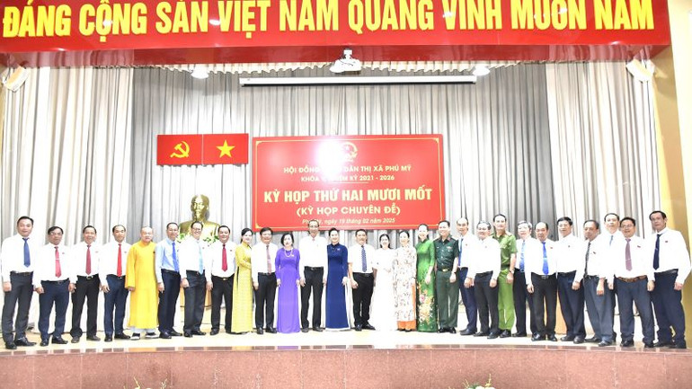 Đại biểu Hội đồng nhân dân thị xã Phú Mỹ chúc mừng ông Nguyễn Tấn Cường được bầu giữ chức Chủ tịch Ủy ban nhân dân thị xã Phú Mỹ. Đại biểu Hội đồng nhân dân thị xã Phú Mỹ chúc mừng ông Nguyễn Tấn Cường được bầu giữ chức Chủ tịch Ủy ban nhân dân thị xã Phú Mỹ.