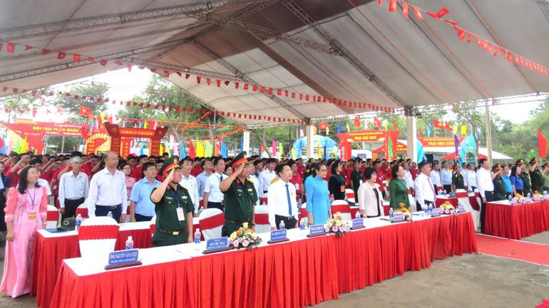 Các đại biểu và gần 400 thanh niên đại diện cho tuổi trẻ thành phố lên đường nhập ngũ năm 2025 thực hiện nghi lễ chào cờ.