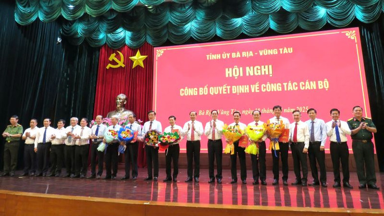 Ban Thường vụ Tỉnh ủy chúc mừng 7 đồng chí nhận quyết định thôi công tác.