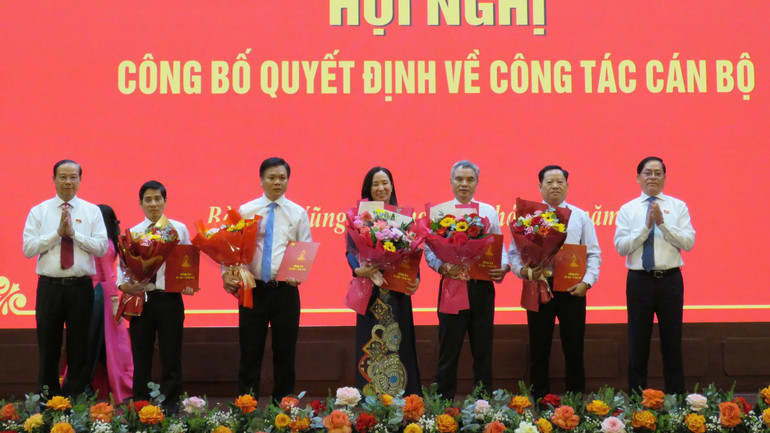 Đồng chí Lê Ngọc Linh, Tỉnh ủy viên, giữ chức Giám đốc Sở Xây dựng và các Phó Giám đốc Sở Xây dựng.