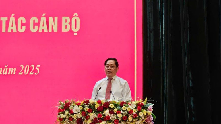 Đồng chí Phạm Viết Thanh, Bí thư Tỉnh ủy, Chủ tịch Hội đồng nhân dân tỉnh phát biểu tại hội nghị. Đồng chí Phạm Viết Thanh, Bí thư Tỉnh ủy, Chủ tịch Hội đồng nhân dân tỉnh phát biểu tại hội nghị.