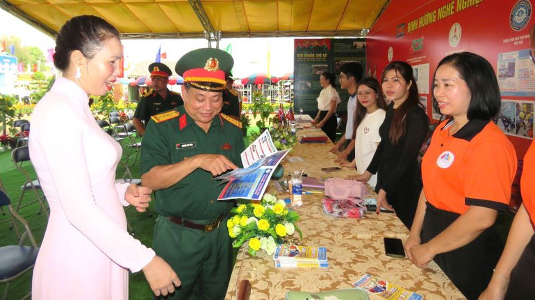 Các đại biểu đã đến tham quan trại của các đơn vị.