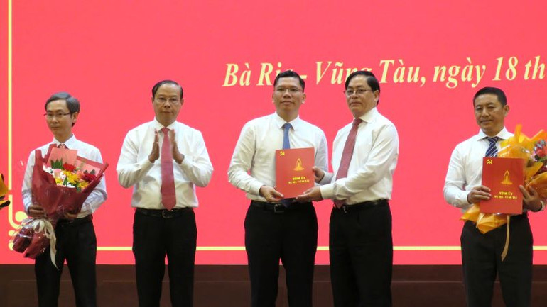 Điều động, chỉ định đồng chí Hoàng Nguyên Dinh (Bí thư Huyện ủy, Chủ tịch Hội đồng nhân dân huyện Châu Đức) tham gia Ban Chấp hành Đảng bộ, Ban Thường vụ Thành ủy, giữ chức vụ Bí thư Thành ủy Vũng Tàu, nhiệm kỳ 2020-2025