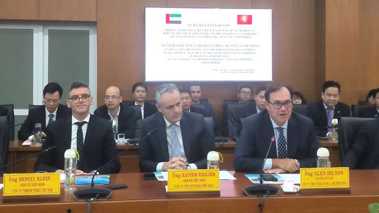 Các thành viên của Tập đoàn DP World tại lễ ký kết.