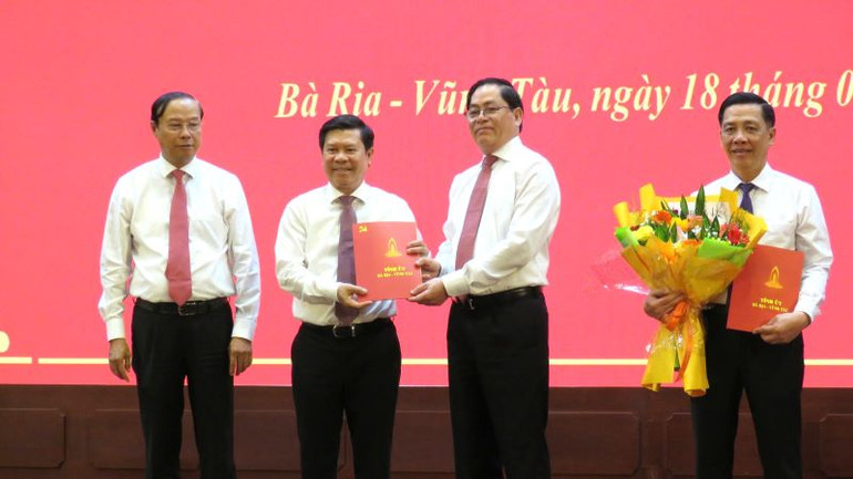 Đồng chí Lưu Tài Đoàn, Ủy viên Ban Thường vụ, Trưởng Ban Tổ chức Tỉnh ủy và đồng chí Nguyễn Văn Xinh, Ủy viên Ban Thường vụ, Trưởng Ban Tuyên giáo Tỉnh ủy nhận quyết định.