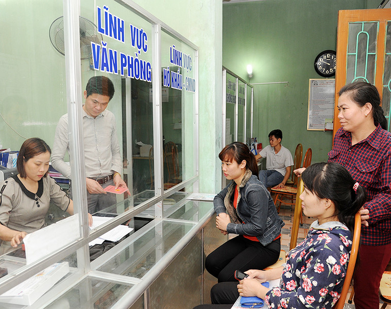 Người dân làm thủ tục hành chính tại bộ phận 1 cửa xã Lại Xuân, huyện Thủy Nguyên, TP Hải Phòng. (Ảnh AN KHÁNH)