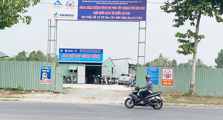 Đơn vị thi công đường vành đai phía tây TP Cần Thơ mới lập lán trại chỉ huy công trình nhưng chưa triển khai thi công.