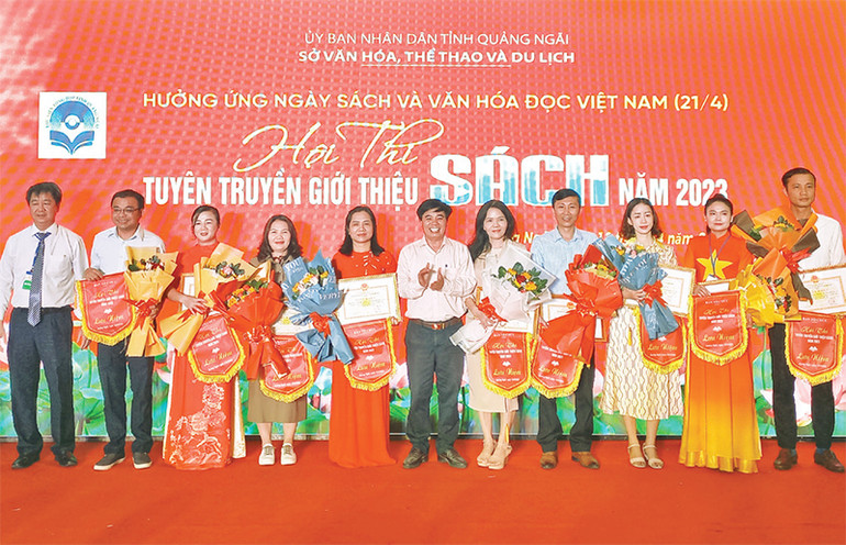 Trao giấy khen cho các đơn vị tham gia Hội thi tuyên truyền giới thiệu sách năm 2023. (Ảnh HC) Trao giấy khen cho các đơn vị tham gia Hội thi tuyên truyền giới thiệu sách năm 2023. (Ảnh HC)