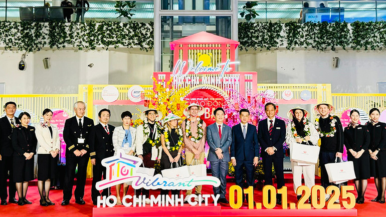 Lãnh đạo thành phố và sở du lịch chúc mừng những vị khách may mắn đến từ chuyến bay JL079 từ Tokyo, Japan đến Thành phố Hồ Chí Minh City của Hãng hàng không Japan Airlines. Lãnh đạo thành phố và sở du lịch chúc mừng những vị khách may mắn đến từ chuyến bay JL079 từ Tokyo, Japan đến Thành phố Hồ Chí Minh City của Hãng hàng không Japan Airlines.