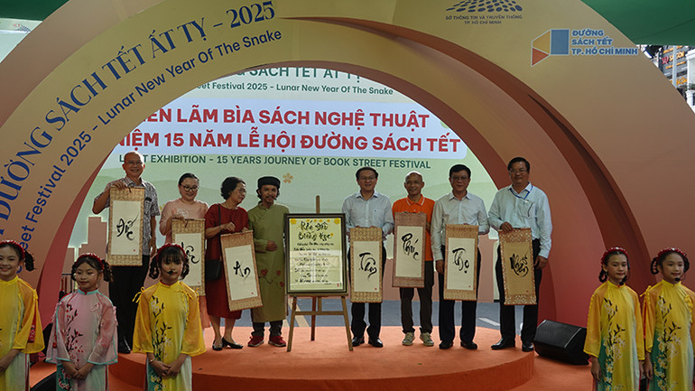 Ông đồ Quang Vĩnh tặng chữ cho các đại biểu.