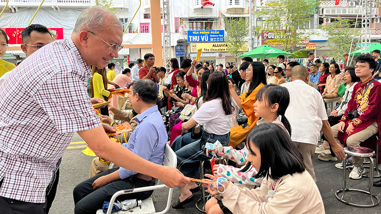 Nhà báo Dương Thành Truyền, Đại sứ văn hóa đọc thành phố nhiệm kỳ 2024-2025, lì xì sách cho các em tham gia chương trình.