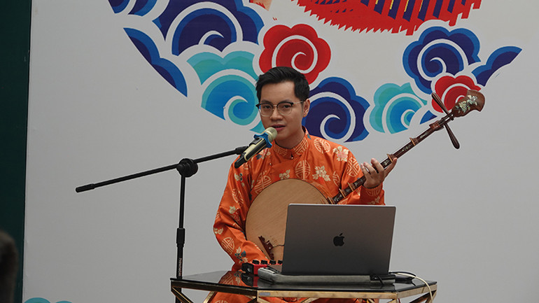 Nghệ sĩ trẻ Cao Bá Hưng biểu diễn tác phẩm mới trong sự kiện Trống khởi cờ reo.