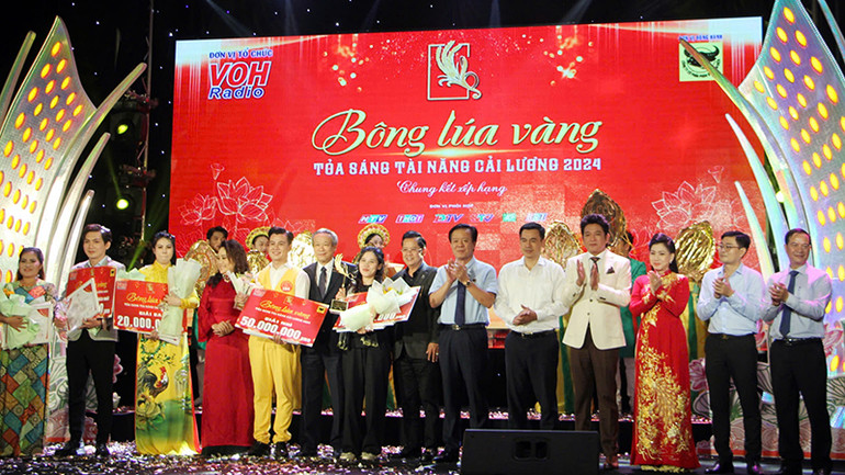 Ban tổ chức trao giải cho các thí sinh trong vòng Chung kết xếp hạng. (Ảnh THÙY TRANG).