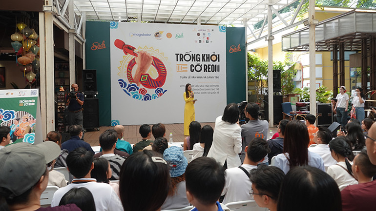 Rất đông khán giả đến theo dõi chương trình Trống khởi cờ reo sáng 1/1.