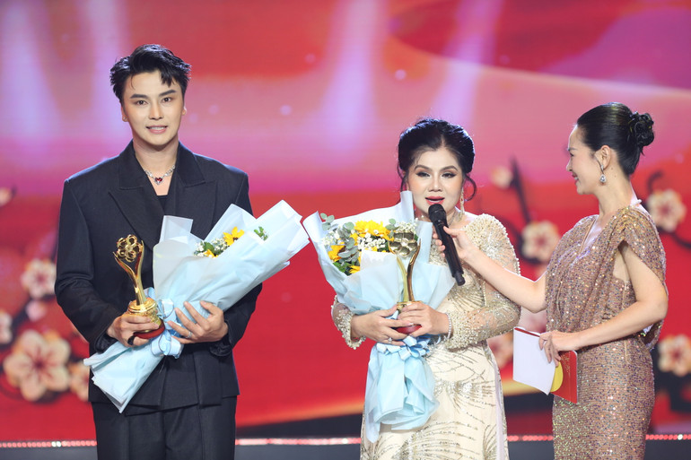 Nghệ sĩ Ưu tú Võ Minh Lâm và Nghệ sĩ Ưu tú Tú Sương nhận giải Nam-Nữ diễn viên sân khấu được yêu thích nhất. (Ảnh BTC). Nghệ sĩ Ưu tú Võ Minh Lâm và Nghệ sĩ Ưu tú Tú Sương nhận giải Nam-Nữ diễn viên sân khấu được yêu thích nhất. (Ảnh BTC).