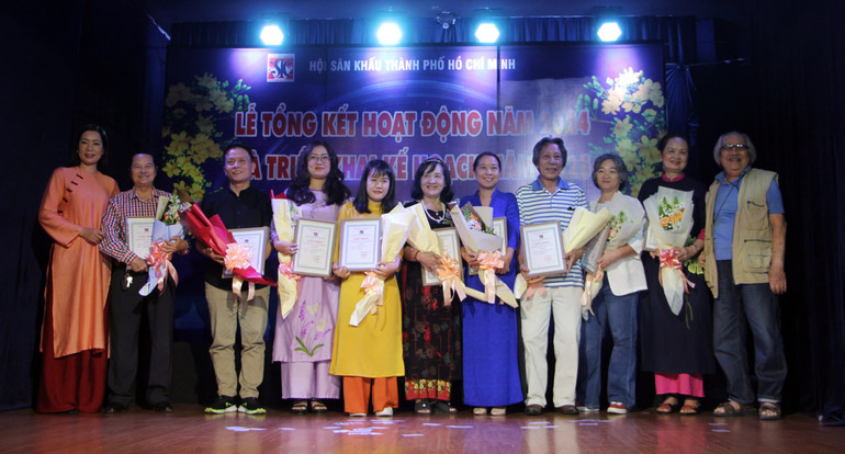 Trao giải cho các tác giả có kịch bản đoạt giải của Hội Sân khấu thành phố năm 2024. (Ảnh: Thùy Trang)