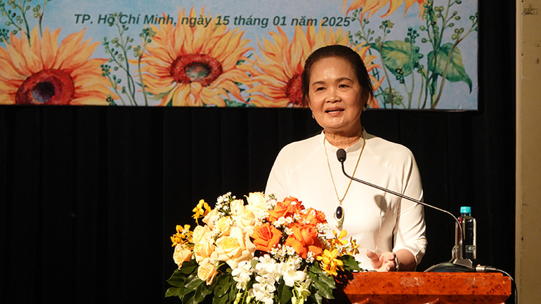 Nhà văn Bích Ngân, Chủ tịch Hội Nhà văn Thành phố Hồ Chí Minh, tổng kết hoạt động của Hội trong năm 2024.