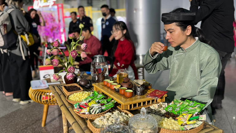 Không gian truyền thống được giới thiệu tại sân bay quốc tế Tân Sơn Nhất. Không gian truyền thống được giới thiệu tại sân bay quốc tế Tân Sơn Nhất.