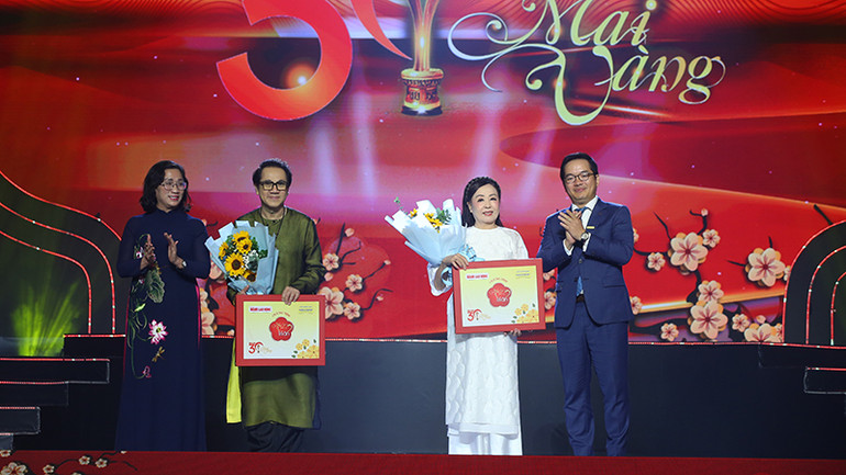 Chương trình Mai vàng nhân ái trao quà tặng cho Nghệ sĩ Nhân dân Thu Hiền và Nghệ sĩ Ưu tú Thành Lộc. (Ảnh BTC). Chương trình Mai vàng nhân ái trao quà tặng cho Nghệ sĩ Nhân dân Thu Hiền và Nghệ sĩ Ưu tú Thành Lộc. (Ảnh BTC).