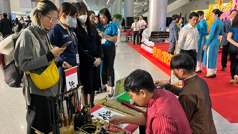 Du khách thưởng lãm ông đồ viết thư pháp. Du khách thưởng lãm ông đồ viết thư pháp.