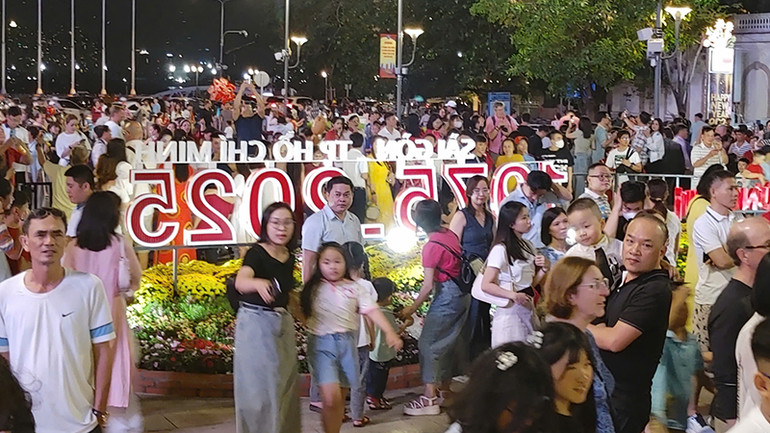 Đông đảo người dân tham quan Đường hoa Nguyễn Huệ trong ngày khai mạc. Đông đảo người dân tham quan Đường hoa Nguyễn Huệ trong ngày khai mạc.