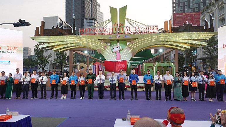 Các đại biểu lì xì sách Tết cho các cán bộ, công chức, đoàn viên tiêu biểu trong các lĩnh vực.