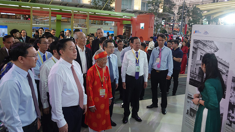 Các đại biểu tham quan các gian hàng tại Lễ hội Đường Sách Tết Ất Tỵ 2025.