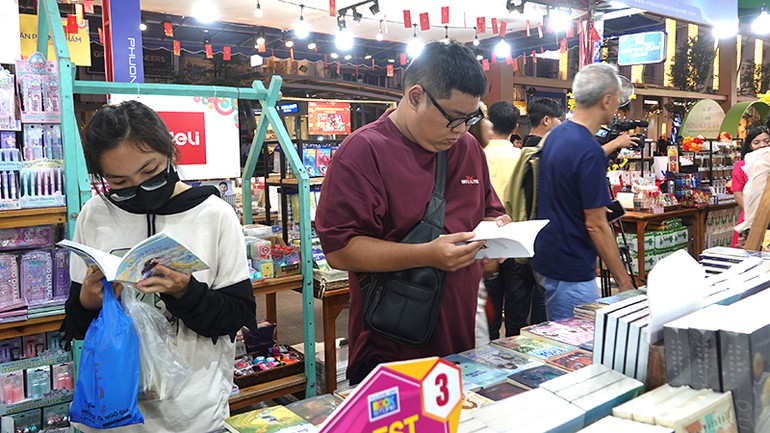 Người dân Thành phố Hồ Chí Minh tham quan Lễ hội Đường Sách Tết Ất Tỵ 2025 sau lễ khai mạc.