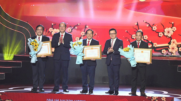 Đồng chí Lê Quốc Minh, Ủy viên Trung ương Đảng, Tổng Biên tập Báo Nhân Dân, Phó Trưởng Ban Tuyên giáo Trung ương, Chủ tịch Hội Nhà báo Việt Nam và đồng chí Nguyễn Hồ Hải, Phó Bí thư Thường trực Thành ủy Thành phố Hồ Chí Minh trao Bằng khen tặng tập thể Báo Người Lao Động. (Ảnh: Quốc Thanh). Đồng chí Lê Quốc Minh, Ủy viên Trung ương Đảng, Tổng Biên tập Báo Nhân Dân, Phó Trưởng Ban Tuyên giáo Trung ương, Chủ tịch Hội Nhà báo Việt Nam và đồng chí Nguyễn Hồ Hải, Phó Bí thư Thường trực Thành ủy Thành phố Hồ Chí Minh trao Bằng khen tặng tập thể Báo Người Lao Động. (Ảnh: Quốc Thanh).