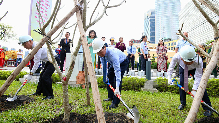 Các đại biểu trồng cây trong khuôn viên Bảo tàng Tôn Đức Thắng. (Ảnh: Dũng Phương). Các đại biểu trồng cây trong khuôn viên Bảo tàng Tôn Đức Thắng. (Ảnh: Dũng Phương).