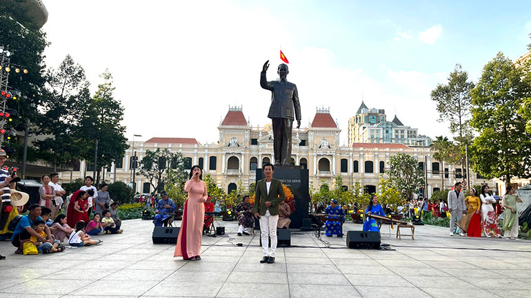 Biểu diễn Đờn ca tài tử phục vụ du khách vào dịp Tết Giáp Thìn 2024.