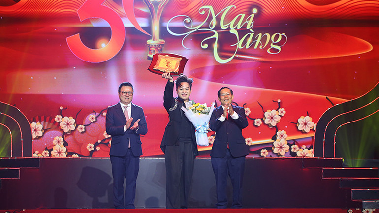 Đồng chí Lê Quốc Minh, Ủy viên Trung ương Đảng, Tổng Biên tập Báo Nhân Dân, Phó Trưởng Ban Tuyên giáo Trung ương, Chủ tịch Hội Nhà báo Việt Nam trao tặng ca sĩ Tùng Dương giải Nghệ sĩ vì cộng đồng năm 2024 . Đồng chí Lê Quốc Minh, Ủy viên Trung ương Đảng, Tổng Biên tập Báo Nhân Dân, Phó Trưởng Ban Tuyên giáo Trung ương, Chủ tịch Hội Nhà báo Việt Nam trao tặng ca sĩ Tùng Dương giải Nghệ sĩ vì cộng đồng năm 2024 .