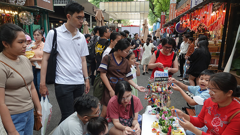 Người dân thích thú với hoạt động tạo hình bằng đất sét tại Đường sách thành phố.