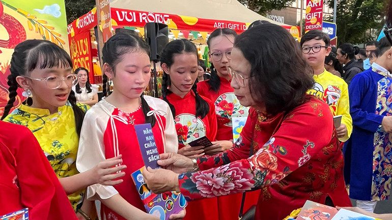 Hoạt động "lì xì sách Tết" được tổ chức tại Lễ hội Đường sách Tết Giáp Thìn 2024.